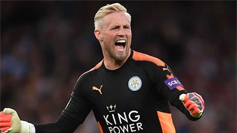 Kasper Schmeichel bắt kịp thành tích của ông bố lừng danh