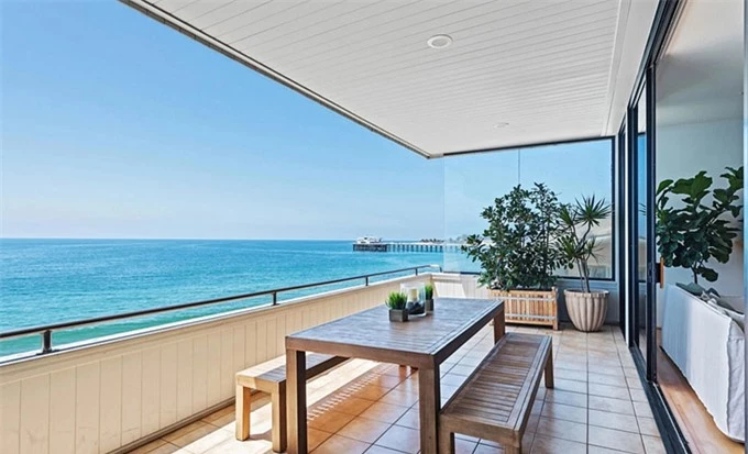 Mừng thành công của bộ phim, Gal Gadot mua thêm villa nghỉ dưỡng đẹp như mơ trong khi gia đình cô hiện vẫn sống tại biệt thự 5,6 triệu USD tại Hollywood Hills, Los Angeles.