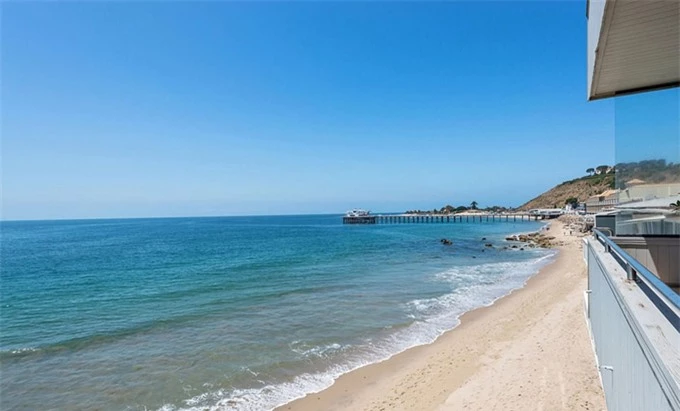 Nhà mới của Gadot nằm trên bãi biển quyến rũ ở Malibu, biệt lập với xung quanh.