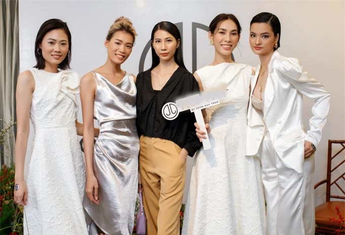 Từ trái qua: người mẫu Mai Giang, Nguyễn Hợp, Cao Ngân, Thanh Tuyền và Thúy Hằng hội ngộ ở sự kiện của John Huy Trần.
