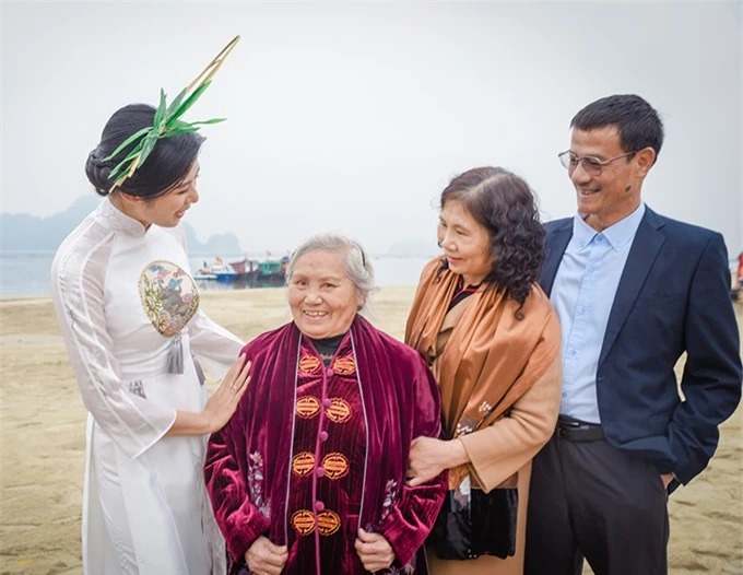 Dịp này, Ngọc Hân còn đưa bà ngoại cùng bố mẹ đi xem bộ sưu tập áo dài của mình được trình diễn trong khuôn khổ  Festival Áo dài Quảng Ninh 2020  - Miền Di Sản tổ chức ở vịnh Bái Tử Long.