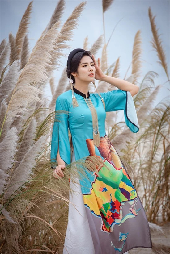 Với Ngọc Hân, lần trình diễn bộ sưu tập áo dài cuối tuần qua có ý nghĩa lớn tinh thần bởi cách đây 10 năm trước, cô có bước ngoặt lớn trong cuộc đời khi đăng quang ngôi vị Hoa hậu 2010 tại Quảng Ninh.