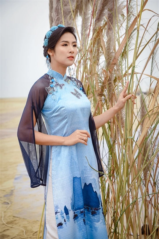 Ngoài vai trò nhà thiết kế, Ngọc Hân còn đảm nhận vị trí MC của sự kiện cùng Mạnh Khang. Thời điểm cuối năm, Hoa hậu Việt Nam 2010 rất bận rộn vì chạy show đồng thời sản xuất bộ sưu tập áo dài mới cho Tết Nguyên đán.
