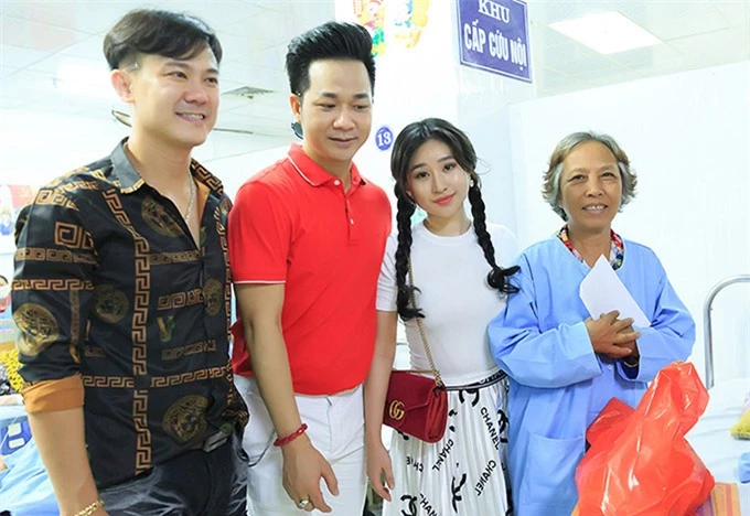 Vân Quang Long đi từ thiện cùng Quách Tuấn Du và hot girl Ivy tháng 8/2019.