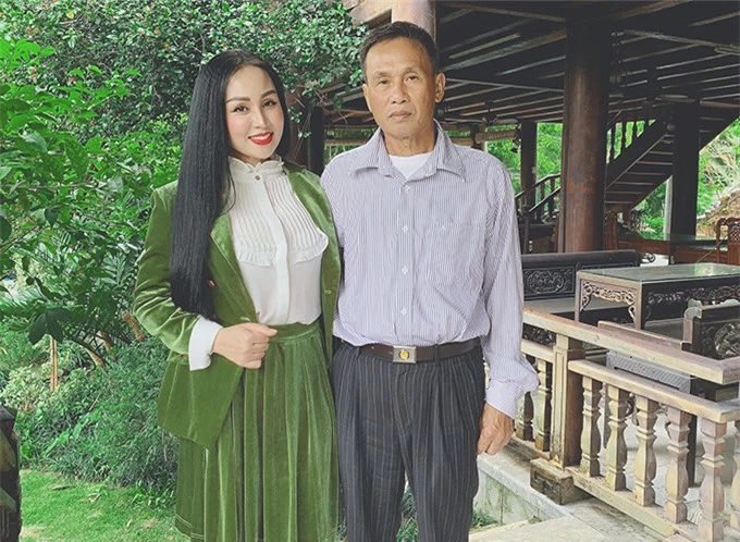 Sao Mai Khánh Ly và bố.