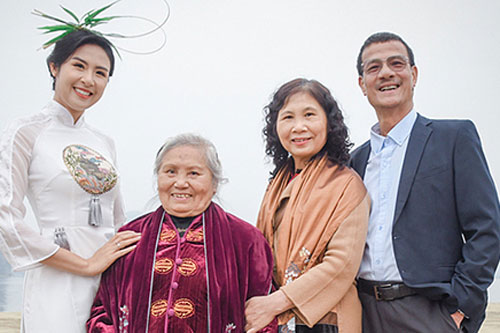 Ngọc Hân đưa gia đình đi nghỉ đông