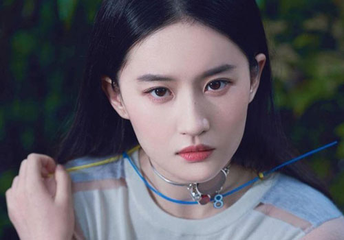 Lưu Diệc Phi lớn tiếng, chỉ tay vào các nhân viên trong buổi chụp ảnh