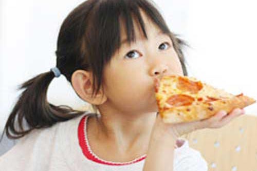 5 thực phẩm gây béo phì hàng đầu cho trẻ, loại thứ 4 bé nào cũng thích