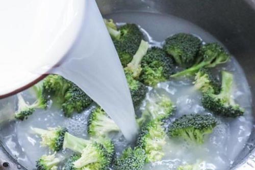 Súp lơ chỉ rửa với nước là sai, phải thêm bước nữa mới sạch và an toàn