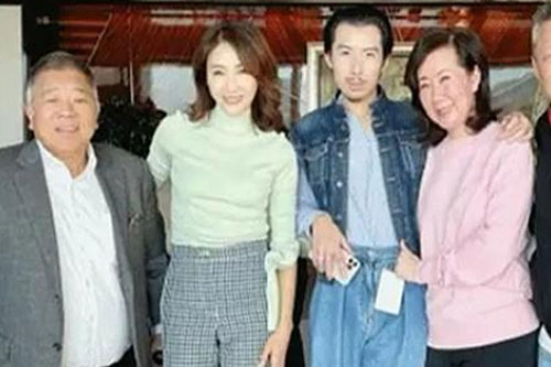 Lê Tư được khen trẻ trung bên chồng