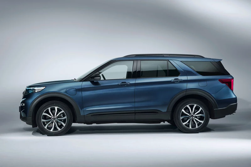 2. Ford Explorer Hybrid 2020 (mức tiêu thụ nhiên liệu ở đường hỗn hợp: 10,1 lít/100 km, giá khởi điểm: 52.280 USD).