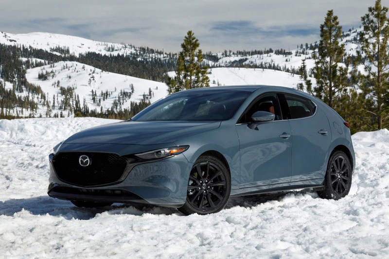 =1. Mazda3 2020 (mức tiêu hao nhiên liệu ở đường cao tốc: 7,8 lít/100 km, giá khởi điểm của phiên bản AWD: 24.100 USD).