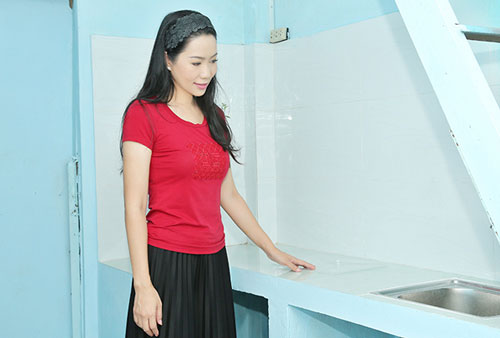 Trịnh Kim Chi giúp một hộ nghèo sửa nhà đón Tết