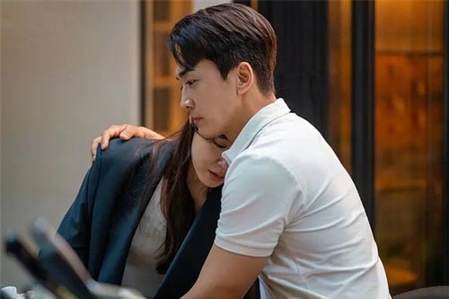 Mẹ chồng bĩu môi chê nghề nghiệp của con dâu tương lai, 2 năm sau bà phải trả giá cực đắt vì coi thường người khác