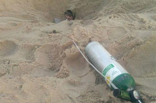 Bí ẩn hố cát 'ăn thịt người' xuất hiện khiến cho không ai dám tới gần