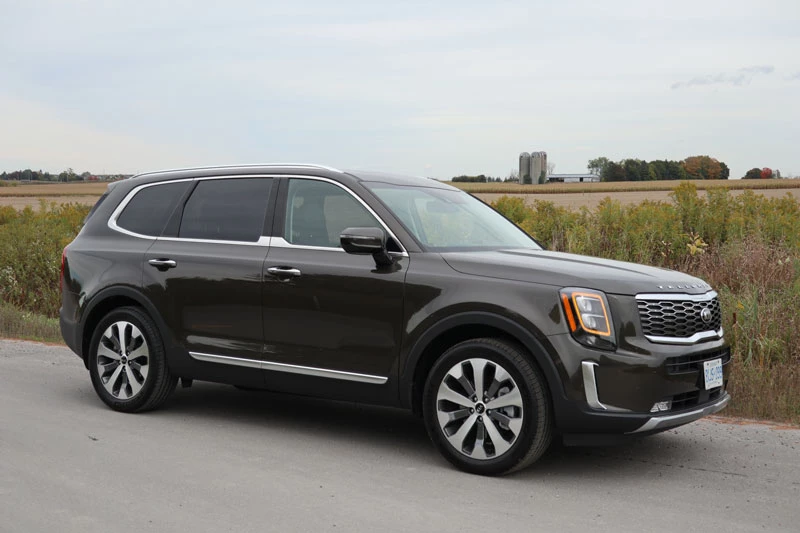 =9. Kia Telluride 2020 (mức tiêu thụ nhiên liệu ở đường hỗn hợp: 12,3 lít/100 km, giá khởi điểm: 31.890 USD).