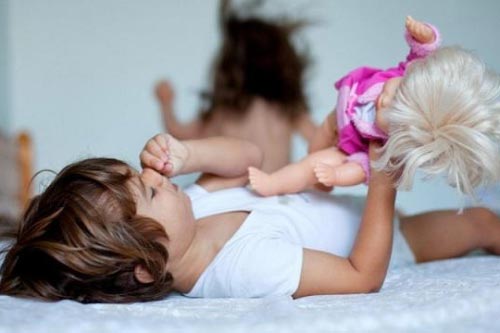 Bé trai chơi búp bê: Nên hay không?