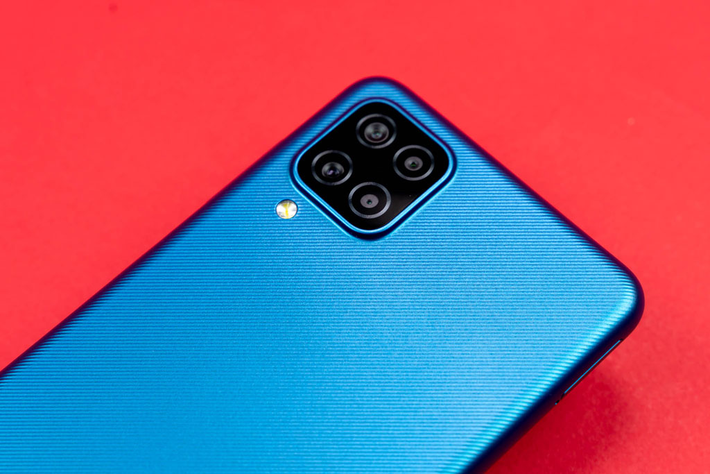 Smartphone Samsung RAM 6 GB, pin 5.000 mAh, 4 camera sau, giá gần 5 triệu tại Việt Nam