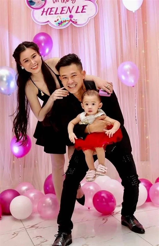 Vân Quang Long cùng vợ, con trong tiệc thôi nôi của bé Helene hồi tháng 8/2019.