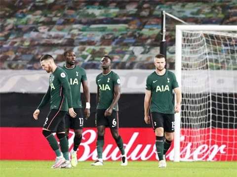 Các cầu thủ Tottenham thất thần sau khi vuột mất chiến thắng trong trận gặp Wolves