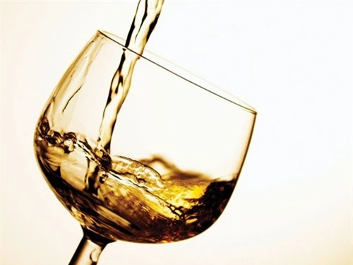 Uống rượu chính là sai lầm trong ăn uống của những người bị cảm cúm