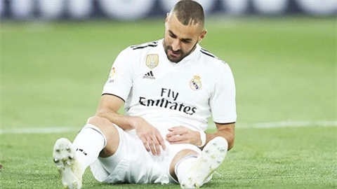 Benzema, mệt cũng phải cắn răng mà đá