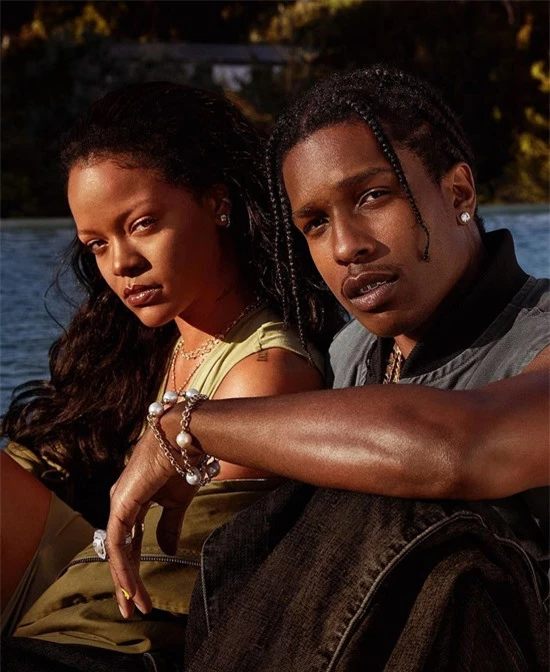 Theo Us Weekly, Rocky (phải) si mê Rihanna từ lâu và nỗ lực theo đuổi giọng ca Umbrella nhưng bao năm cô chỉ coi anh như một người bạn. Đầu năm nay Rihanna mời Rocky quảng cáo cho thương hiệu thời trang Fendi của cô và chàng rapper đã có cơ hội chinh phục nữ ca sĩ lần nữa. Sự chân thành của Rocky đã mở cửa được trái tim Rihanna và cặp sao chính thức hẹn hò từ mùa hè. Cả hai rất hợp nhau vì cùng tuổi và có chung sự quan tâm đến công việc thiện nguyện.