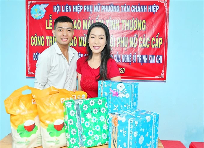 Diễn viên Thanh Thiện - học trò cưng của Trịnh Kim Chi - đi trao nhà tình thương cùng cô giáo.
