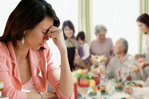 Trong tiệc đầy tháng con trai, bố mẹ chồng tặng cháu sổ tiết kiệm cả 100 triệu, nhưng lại nói 1 câu khiến nàng dâu phải suy nghĩ đến quyết định ly hôn