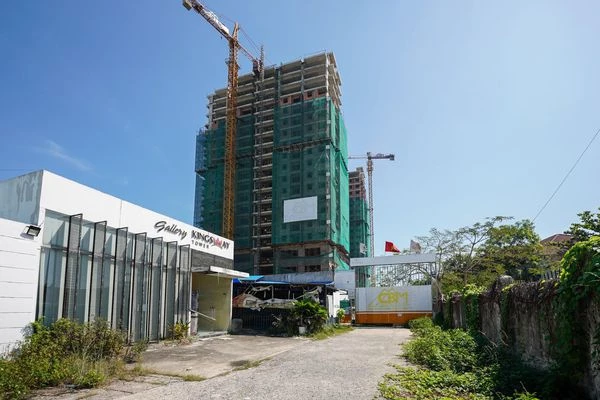 Dự án Kingsway Tower đến nay đã chậm giao nhà so với cam kết trong hợp đồng và bị ngưng thi công. Dự án Kingsway Tower đến nay đã chậm giao nhà so với cam kết trong hợp đồng và bị ngưng thi công.