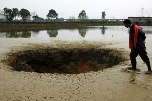 Bí ẩn hố tử thần 'nuốt chửng' gần 2 tỷ đồng của người nông dân trong đêm