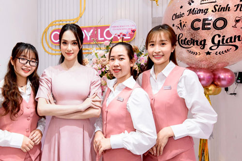 Hương Giang đón tuổi mới bên fan và nhân viên