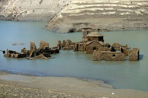 'Ngôi làng ma' bất ngờ nổi lên sau hơn 25 năm biến mất