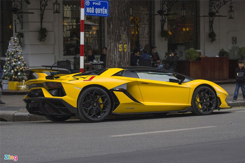 'Soi' Lamborghini Aventador SVJ Roadster đầu tiên tại Việt Nam