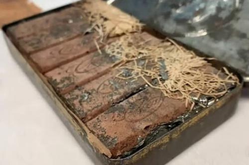 Phát hiện hộp sô cô la 120 tuổi còn nguyên vẹn trong đống giấy tờ cũ