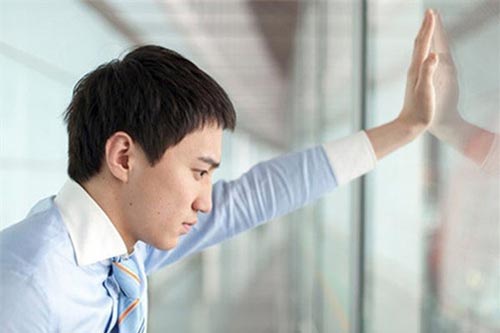 Mắng vợ “mở mắt nhìn vợ người ta” nhưng sau một hôm ngồi tâm sự với hàng xóm, chồng thẫn thờ về nhìn vợ mà mặt anh biến sắc