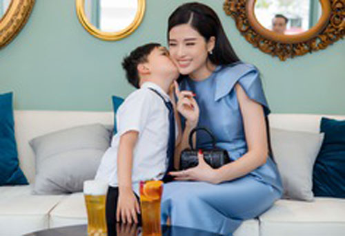 Hoa hậu Phan Hoàng Thu đưa con trai đi sự kiện