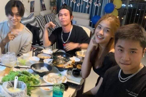 Á hậu Kiều Loan cùng bạn trai tin đồn dự tiệc tất niên: Hết ngồi cạnh nhau đến diện đồ cùng tông khiến fan chú ý