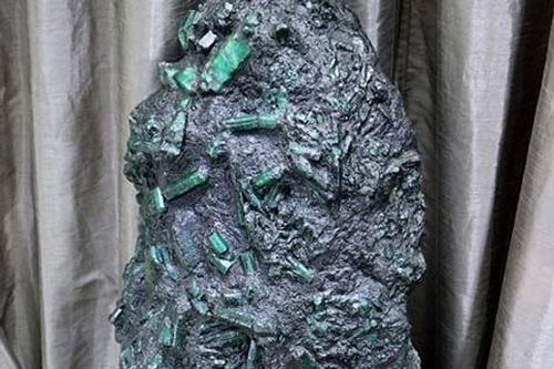 Bí ẩn khối đá màu đen có giá 'không tưởng' hơn 7.000 tỉ đồng