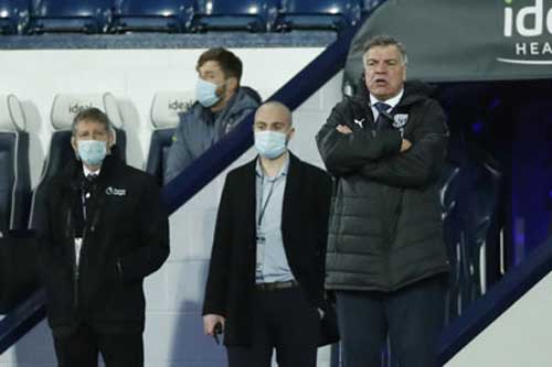 Premier League trong cơn bão Covid-19: 'Hỗn chiến vì hoãn hay không hoãn'