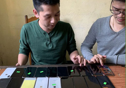 Nhân viên nhà xe trộm 21 điện thoại iPhone X