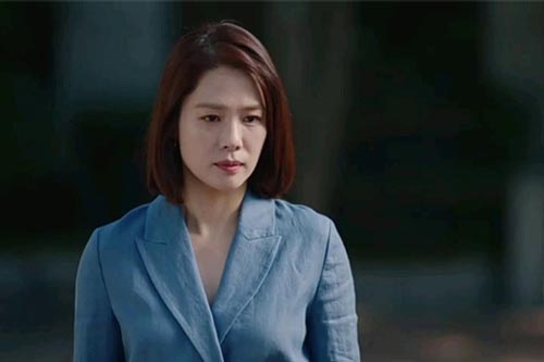 Không tin tưởng vợ, hàng tháng tôi đều đưa tiền cho mẹ giữ để rồi khi xảy ra chuyện, tôi thấy mình tính toán thật "thần sầu"