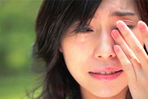 Mở vali của chồng sau chuyến đi công tác, tôi sốc nặng với vật thể lạ, nhưng hành động hùng hổ của anh sau đó lại lật ngược tình thế