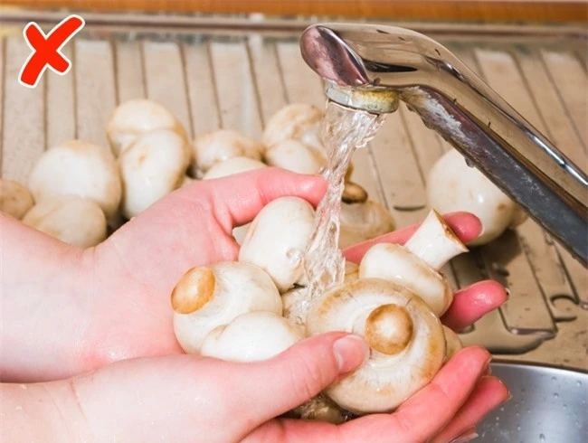 Không nên rửa nấm vì chúng có thể hư hỏng nhanh do thấm nước tốt