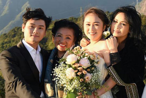 Hé lộ hậu trường chụp ảnh cưới của con gái Thanh Lam: Cô dâu chú rể khoá môi, nhan sắc nữ diva U55 gây chú ý