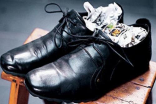 Trước khi đi ngủ chồng âm thầm nhét tờ báo cũ vào đôi giày, sáng hôm sau gọi vợ dậy xem điều bất ngờ