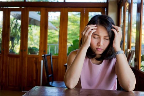 Vừa xong đám tang bố tôi, bỗng dưng có 2 người phụ nữ dắt theo 3 đứa trẻ xuất hiện khiến mẹ tôi ngất ngay tại chỗ