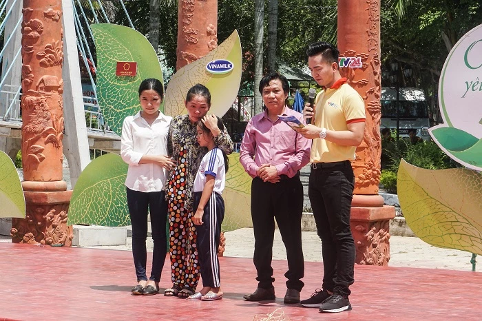 Ông Trần Hữu Phương – Giám đốc Chi nhánh Vinamilk tại Cần Thơ chia sẻ với hoàn cảnh của gia đình bé Hoàng Thị Hồng Ngọc.