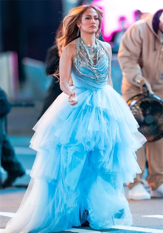 Jennifer Lopez quyến rũ giữa quảng trường Thời Đại tại New York ngày 30/12. Khác với phong cách sexy thường ngày, ngôi sao nhạc pop diện đầm xanh chất liệu ren bồng bềnh gợi nhớ đến chiếc váy Lọ Lem.