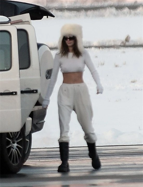 Kendall Jenner gây chú ý khi bước xuống từ máy bay riêng trong trang phục vừa kín vừa hở. Cô đội mũ lông, xỏ bốt cao cổ nhưng mặc áo ngắn khoe eo và lưng.